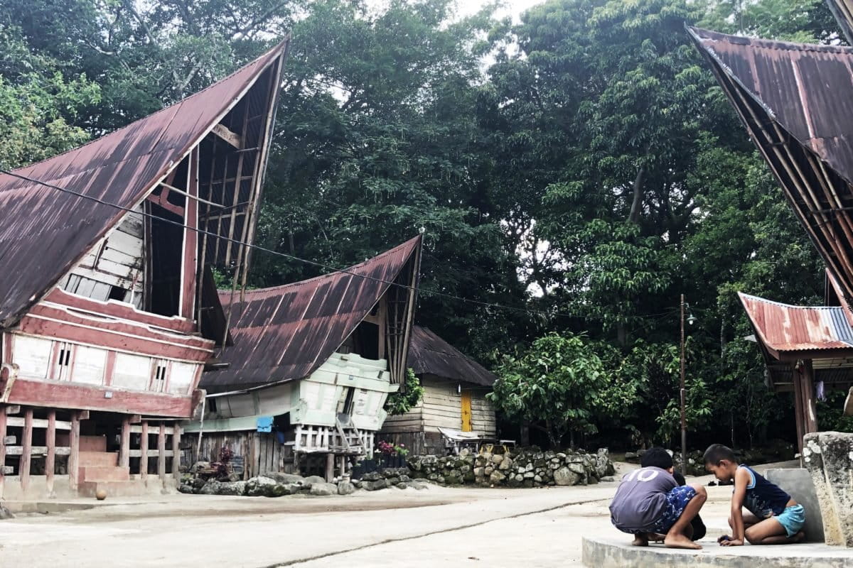 Rumah-rumah adat di Sibandang. Foto: Baritanews Lumbanbatu/ Mongabay Indonesia