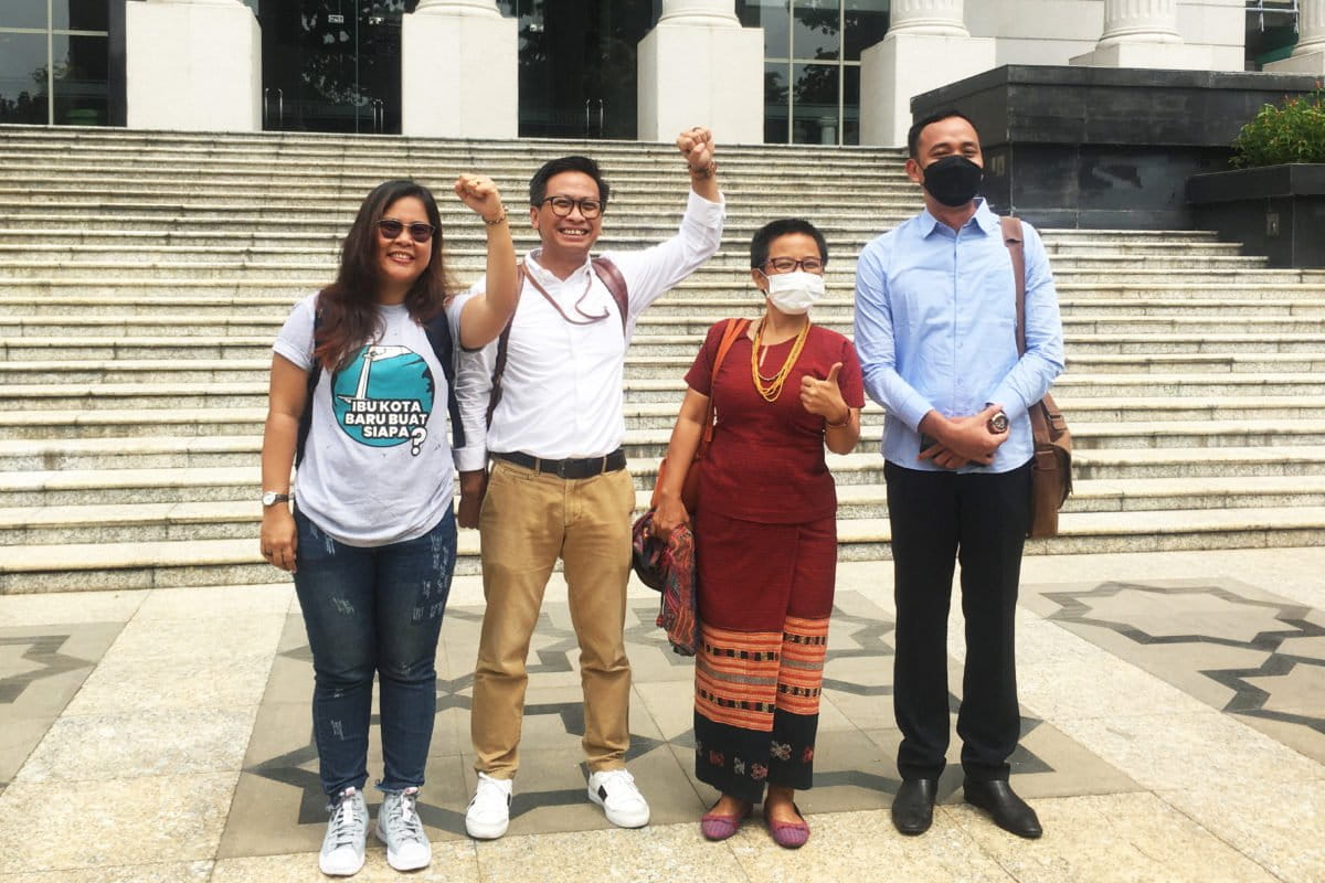 Aliansi rakyat gugat UU IKN. Berturut-turun:  Zenzi Suhadi, Direktur Eksekutif Walhi Nasional (paling kanan), Rukka Sombolinggi, Sekjen AMAN, Muhammad Arman (AMAN), Uli Arta Siagian (Walhi Nasional) usai ajukan gugatan di Mahkamah Konstitusi. Foto: Richarldo H/ Mongabay Indonesia