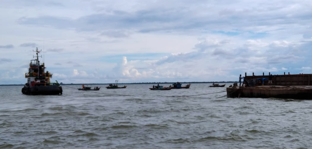 Operasi kapal tambang pasir di Perairan Rupat. Foto: Suryadi/ Mongabay Indonesia
