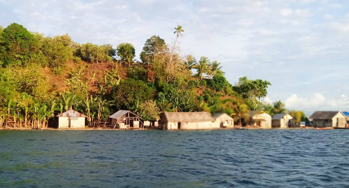 rumah warga di tepian laut yang terancam tenggelam. Foto: Mahmud Ichi/ Mongabay Indonesia