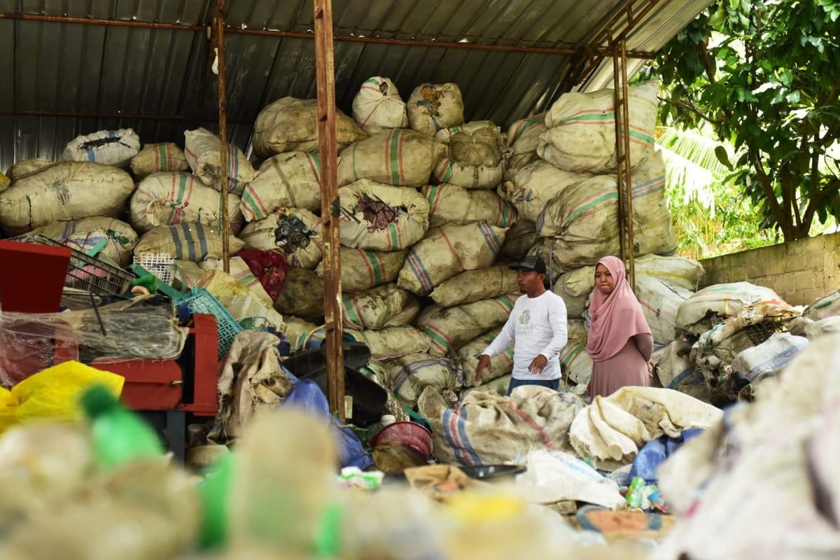 Syawaludin dan Febriati Khairunnisa mengecek sampah di Bank Sampah Bintang Sejahtera di halaman rumah mereka di Desa Tanak Awu, tak jauh dari Bandara Internasional Lombok, Foto: Fathul Rakhman/Mongabay Indonesia