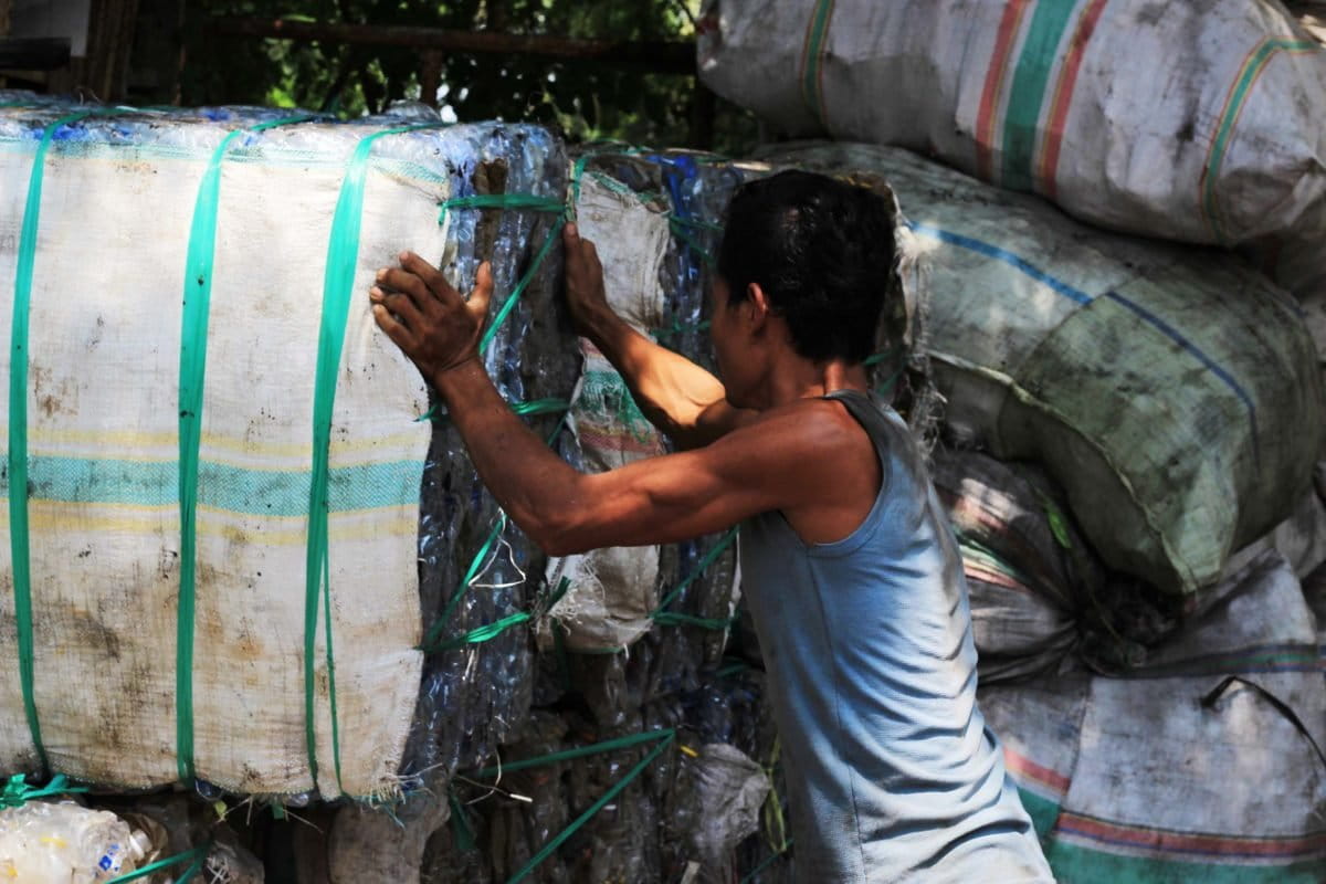 Sampah yang sudah dipilah dan dikemas seperti ini siap dikirim ke Surabaya di pabrik pengolahan sampah. Bank Sampah Bintang Sejahtera mengirim 50 ton sampah plastik tiap bulan. Foto: Fathul Rakhman/Mongabay Indonesia