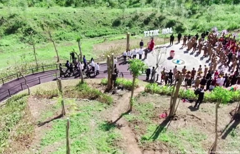 Presiden Joko Widodo dan jajarannya, saat berada di titik nol lokasi IKN Nusantara. Foto: video dari Facebook Presiden Joko Widodo