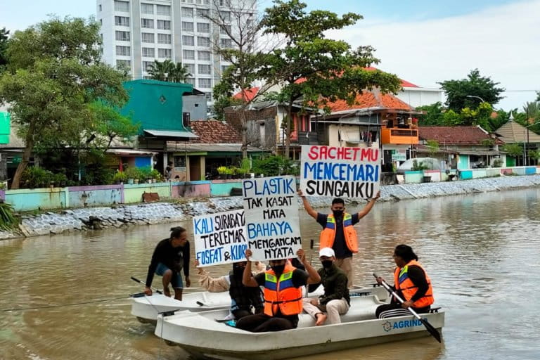 Kampanye setop penggunaan kemasan plastik sekali pakai, seperti sachet kopi di kali Surabaya. Foto: Co. ENSIS