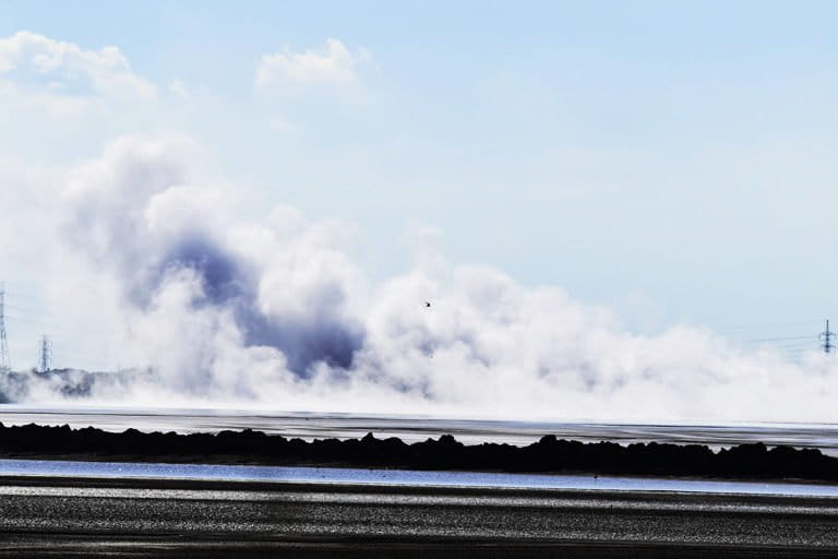Asap panas mengepul dari pusat semburan disertai gas beracun. Gas ini menyebar ke area sekitar dan berpotensi mengganggu kesehatan warga. Foto: A. Asnawi