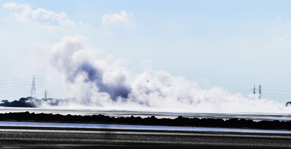 Asap panas mengepul dari pusat semburan disertai gas beracun. Gas ini menyebar ke area sekitar dan berpotensi mengganggu kesehatan warga. Foto: A. Asnawi