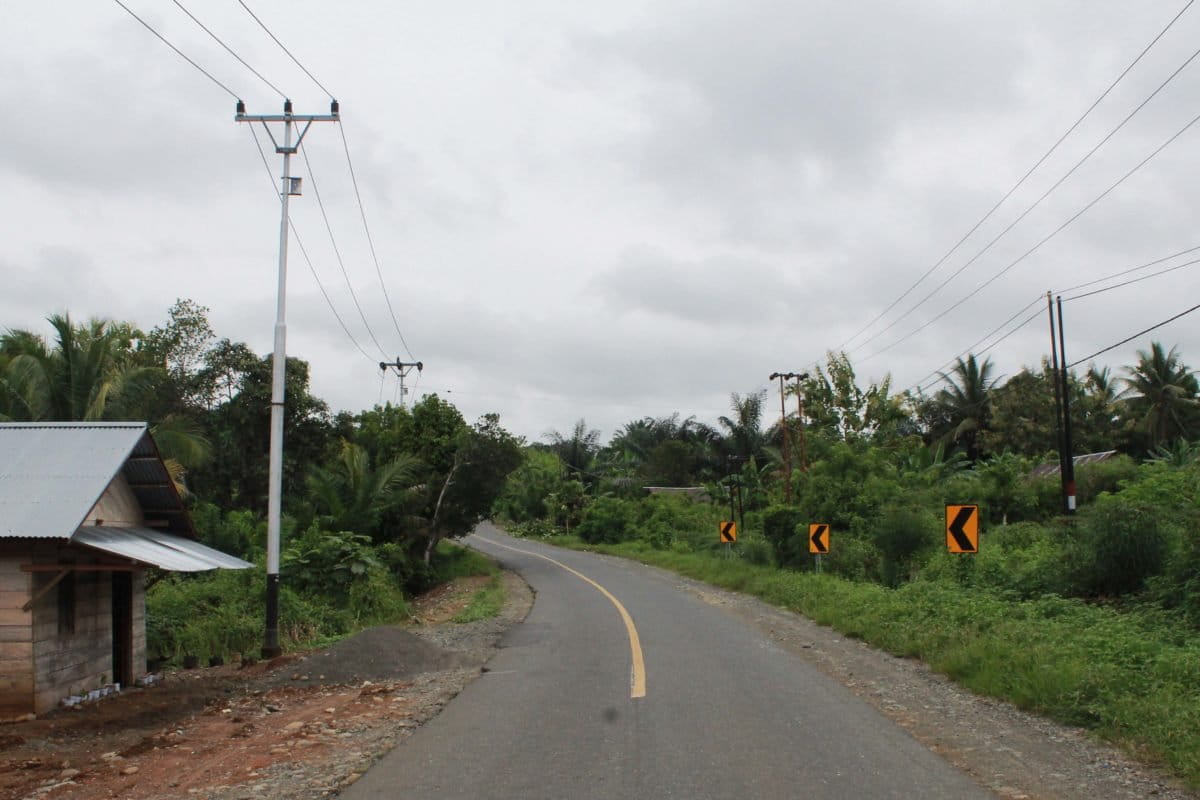 Jalan menuju kawasan SM Bakiriang. Foto: Sarjan Lahay/ Mongabay Indonesia