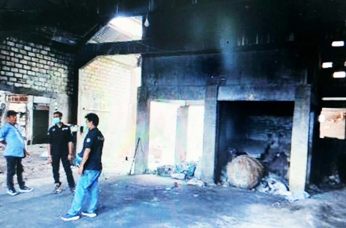 Petugas Balai Penegakan Hukum, KLHK, turun ke sentra peleburan aki ilegal di Desa Warukulon, Kecamatan Pucuk, Lamongan, Jawa Timur. Foto: Balai Penegakan Hukum, KLHK