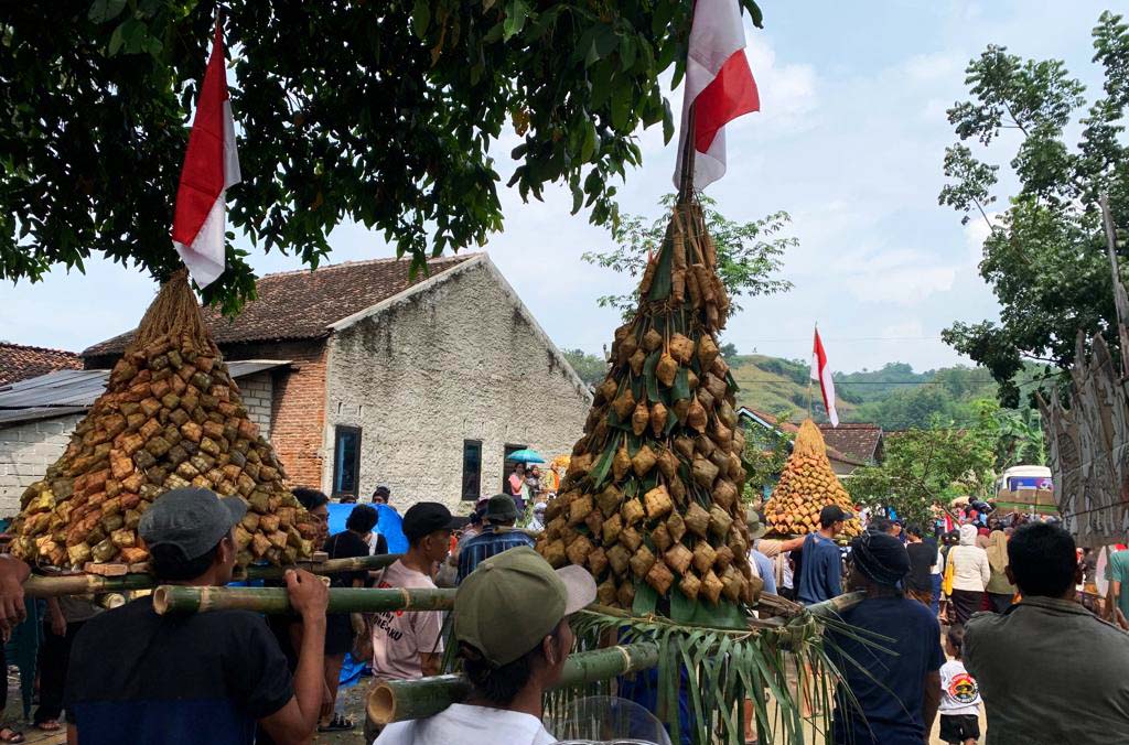 Gunungan kupat di Kupatan Kendeng. Foto: Chris Belseran/ Mongabay Indonesia