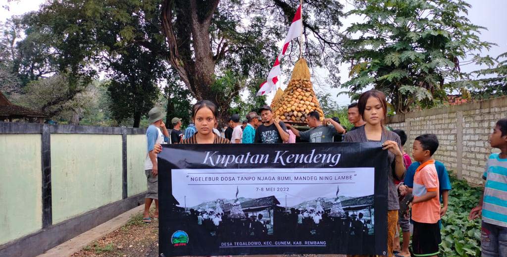Arak-arakan Kupatan Kendeng berkeliling desa. Foto: Chris Belseran/ Mongabay Indonesia