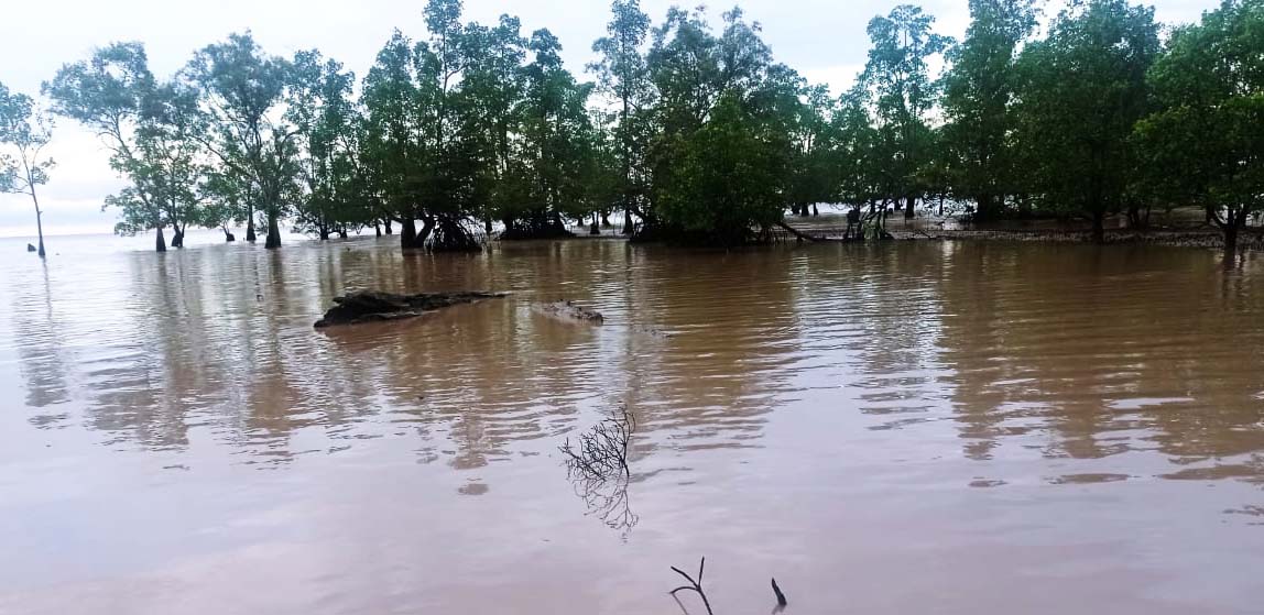 Perairan di Pulau Bunyu, air jernih itu pun berubah jadi keruh. Foto: Haryono