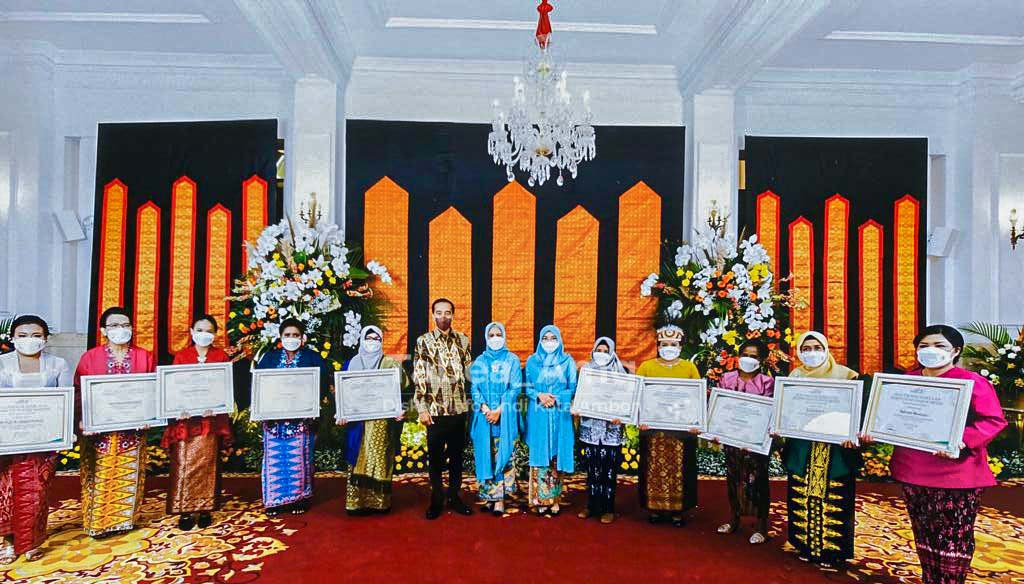 Kezia saat menerima penghargaan di Istana Negara. Foto: Komunitas Lebebae