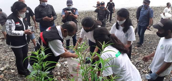 Komunitas Lebebae bersama Wali Kota Ambon, bersihkan sampah dan tanam pohon. Foto: dokumen Komunitas Lebebae 