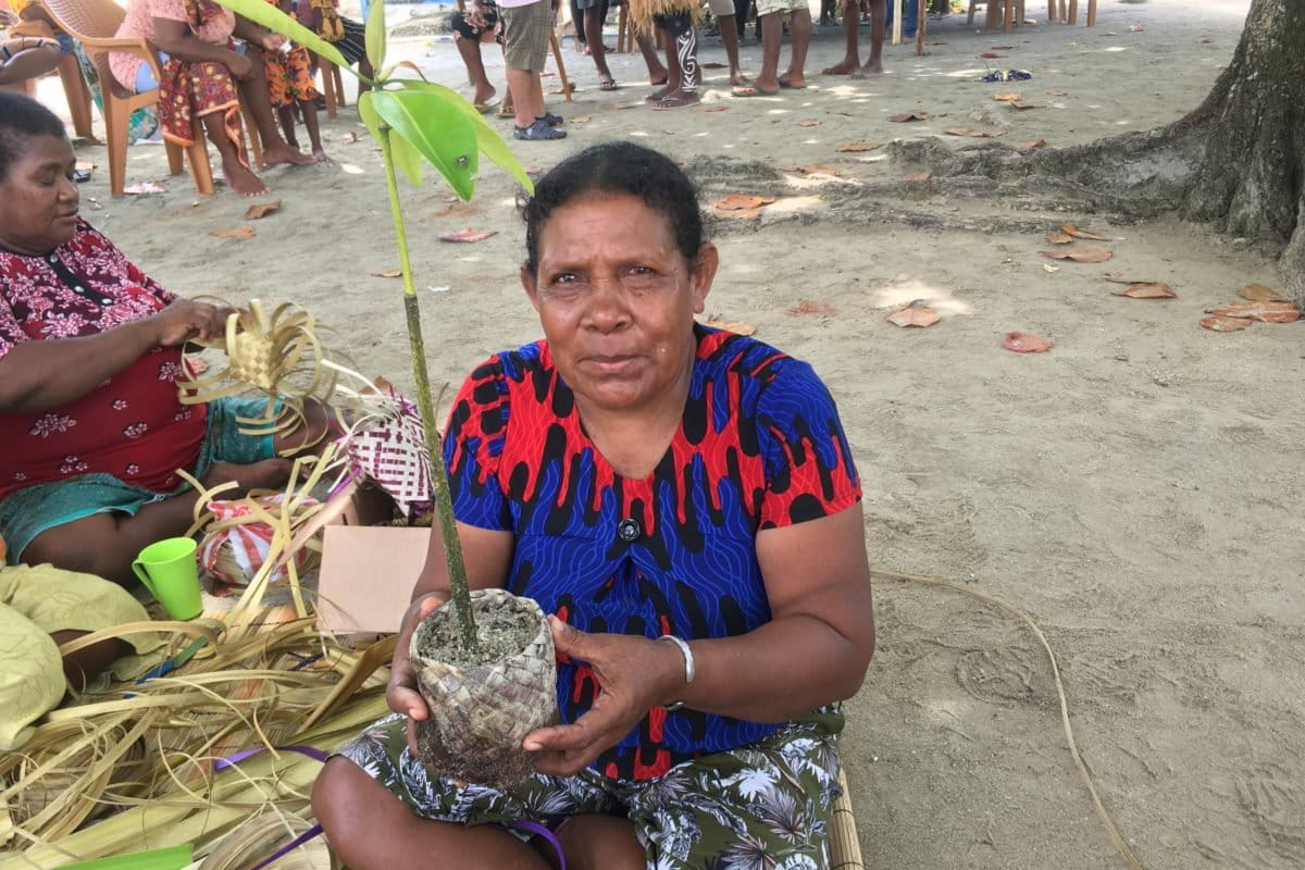 Rahab Saleo dan Kapowen yang sudah ditanami bibit mangrove (Credit: Richaldo Y Hariandja)