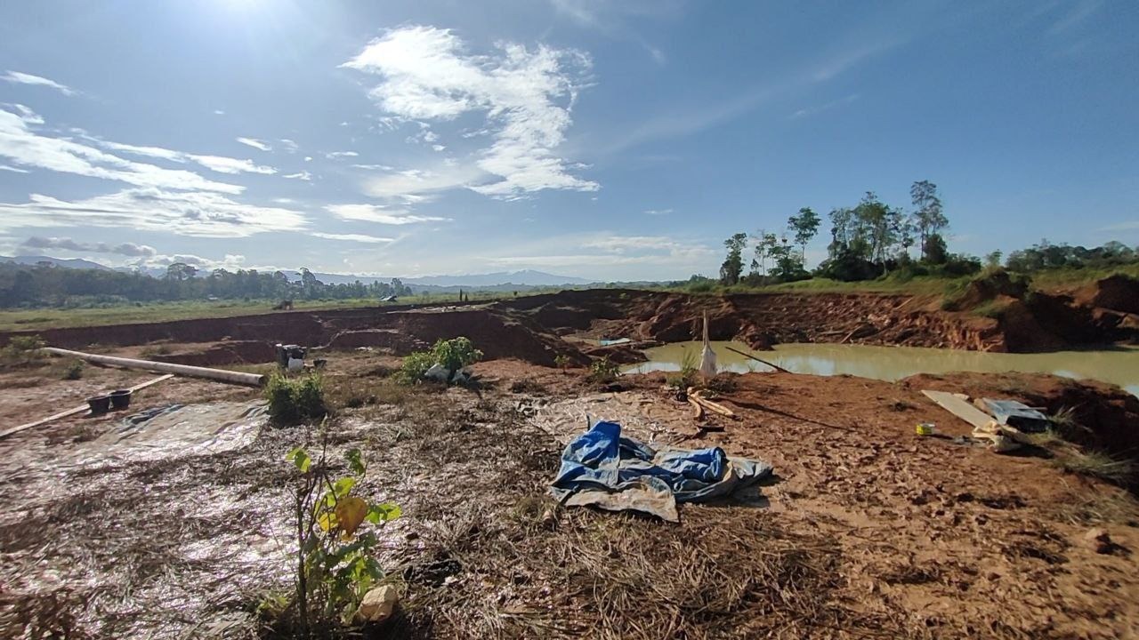 Bekas lubang tambang emas ilegal yang dibiarkan menganga. Foto: Ayat S Karokaro/ Mongabay Indonesia