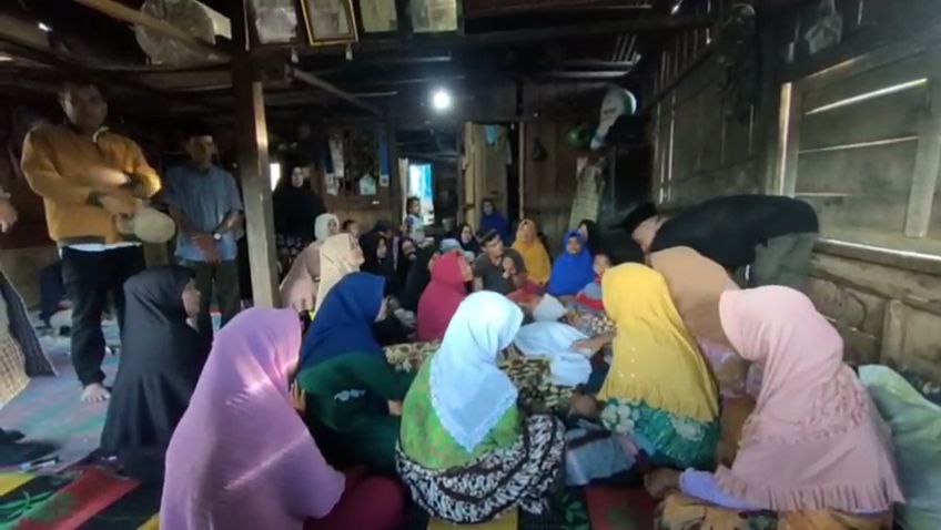 Warga mendatangi kediaman salah seorang perempuan yang tewas tertimbun longsoran tanah di lubang bekas tambang emas ilegal. Foto: Ayat S Karokaro/ Mongabay Indonesia