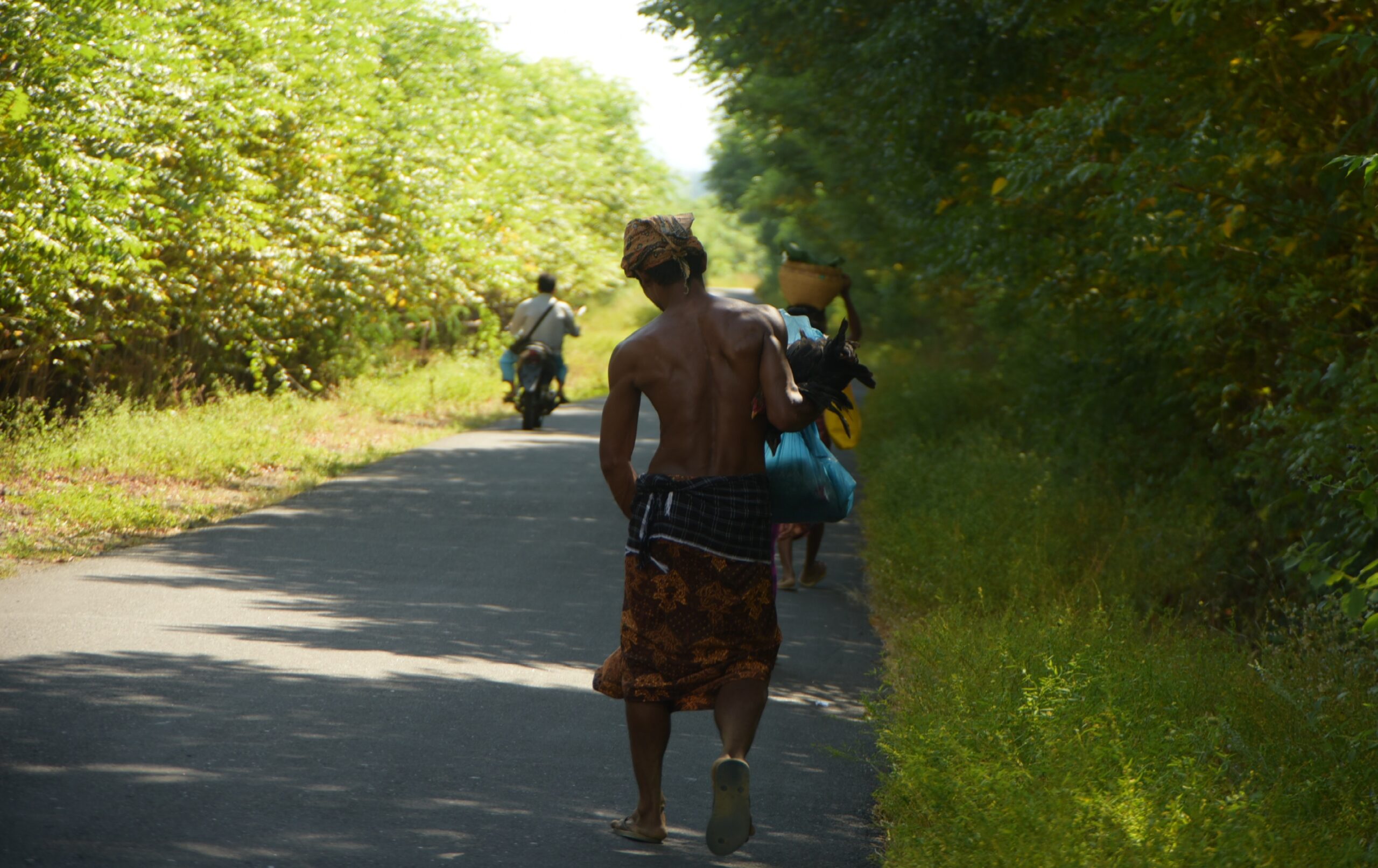 Masyarakat adat di Sukadana membawa bahan-bahan dalam sebuah acara adat. Dulu, semua barang yang dibawa dimasukkan dalam wadah terbuat dari bambu, kini banyak pakai kantong plastik. Foto: Fathul Rakhman / Mongabay Indonesia