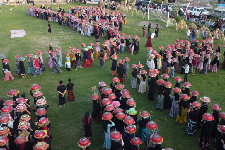 Ratusan warga Lenek melangsungkan ritual ngejot pada Minggu (1/5/22). Tembolak penutup hidangan yang disajikan adalah ciri khas (berwarna merah, bahan dari daun lontar). Kini. mulai banyak menggunakan penutup plastik. Begitu juga dengan makanan yang disajikan banyak dibungkus plastik. Foto: Fathul Rakhman/Mongabay Indonesia