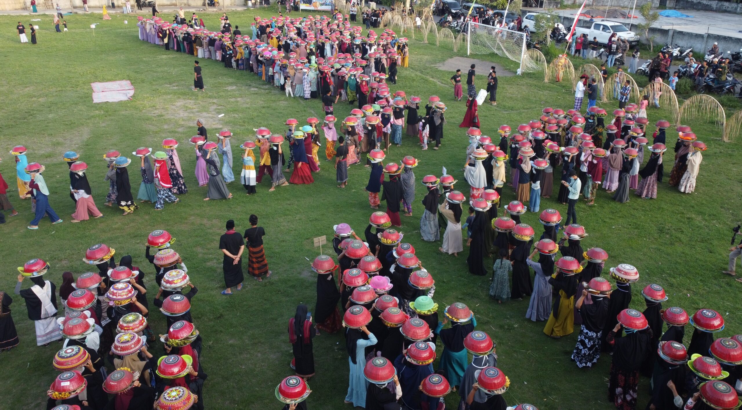 Ratusan warga Lenek melangsungkan ritual ngejot pada Minggu (1/5/22). Tembolak penutup hidangan yang disajikan adalah ciri khas (berwarna merah, bahan dari daun lontar). Kini. mulai banyak menggunakan penutup plastik. Begitu juga dengan makanan yang disajikan banyak dibungkus plastik. Foto: Fathul Rakhman/Mongabay Indonesia