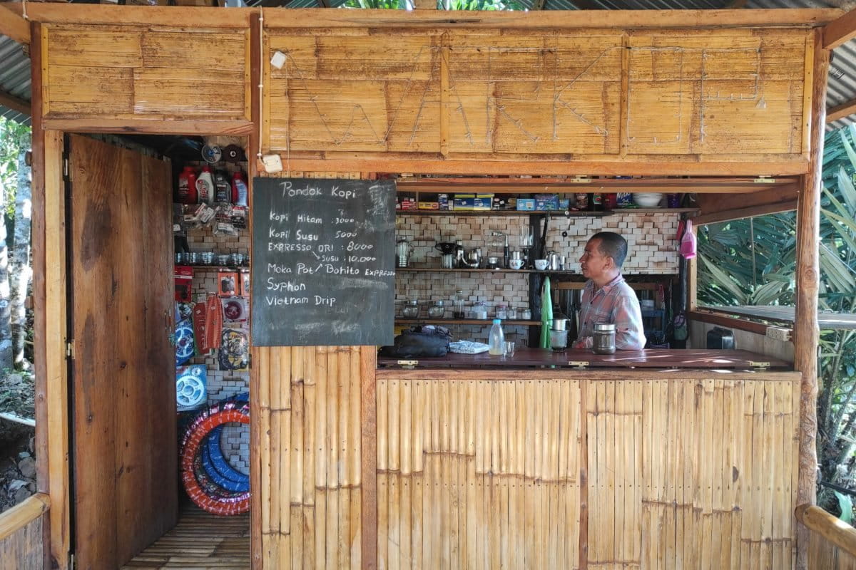 Warung kopi di Gorontalo. Foto: Sarjan Lahay/ Mongabay Indonesia