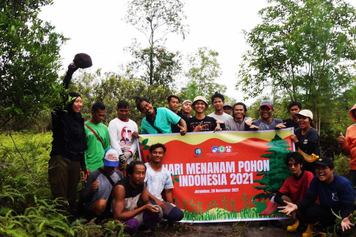 Geliat warga Sekoyer menanam pohon di Jerumbu, kawasan penyangga Taman Nasional Tanjung Puting. Foto: Lusia Arumingtyas/ Mongabay Indonesia