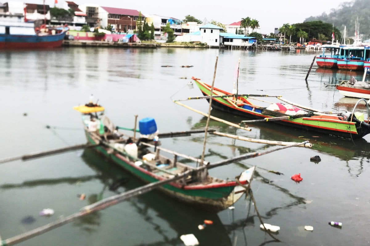 Air Muara Batang Arau, mengandung mikroplastik tinggi. Foto: Jaka HB/ Mongabay Indonesia