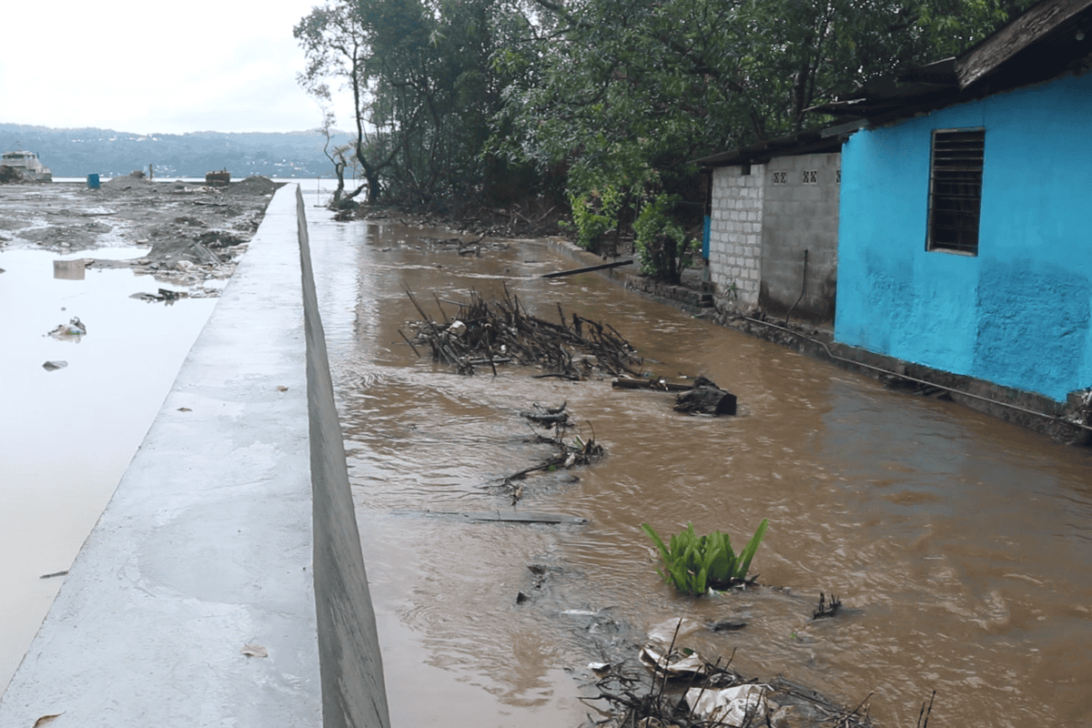Banjir di Desa Halong, Ambon. Tampak mangrove terbabat. Kala air laut pasang dan hujan, pemukiman sekitar pun kebanjiran. Foto: Chris Belseran/ Mongabay Indonesia