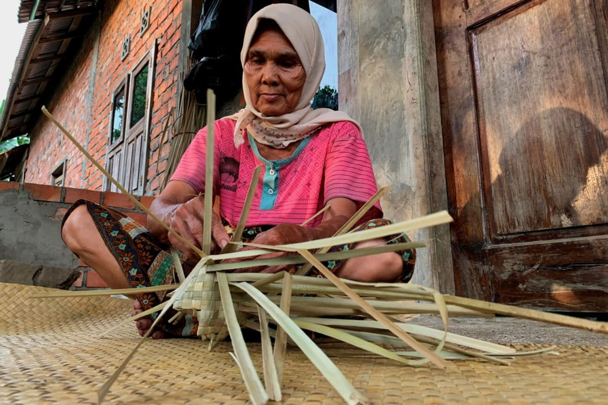 Rasimah, perajin tikar rumbai di Desa Jambi Tulo. Foto: Yitno Suprapto// Mongabay Indonesia