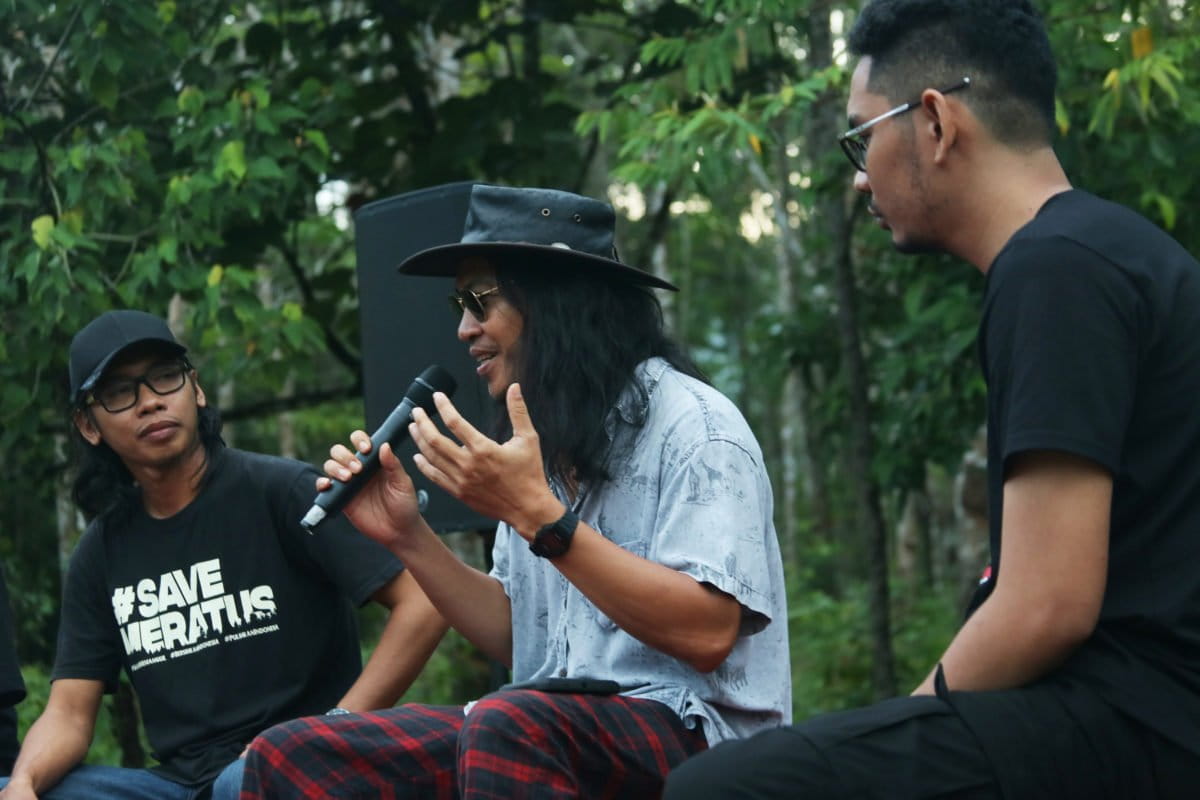 Robi Navicula (baju putih), di Tahura Music Festival. Foto: M Rahim A/ Mongabay Indonesia 