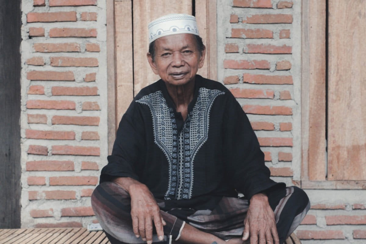 M Saul, mengenang masa kecil kala gempa dan tsunami menghantam kampungnya. Foto: Agus Mawan/ Mongabay Indonesia
