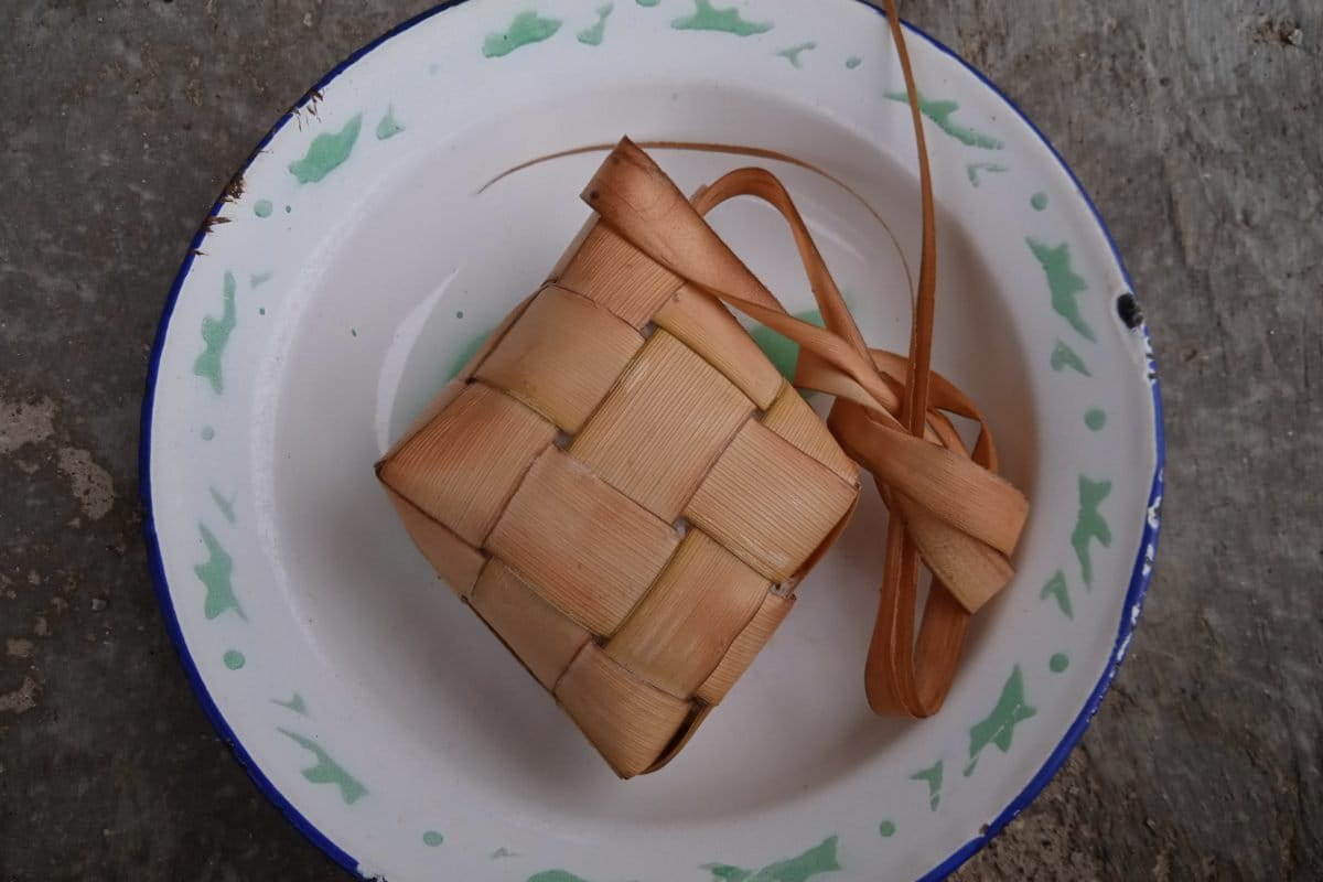 Ketupat daun siwalan. Foto: Gafur Abdullah/ Mongabay Indonesia
