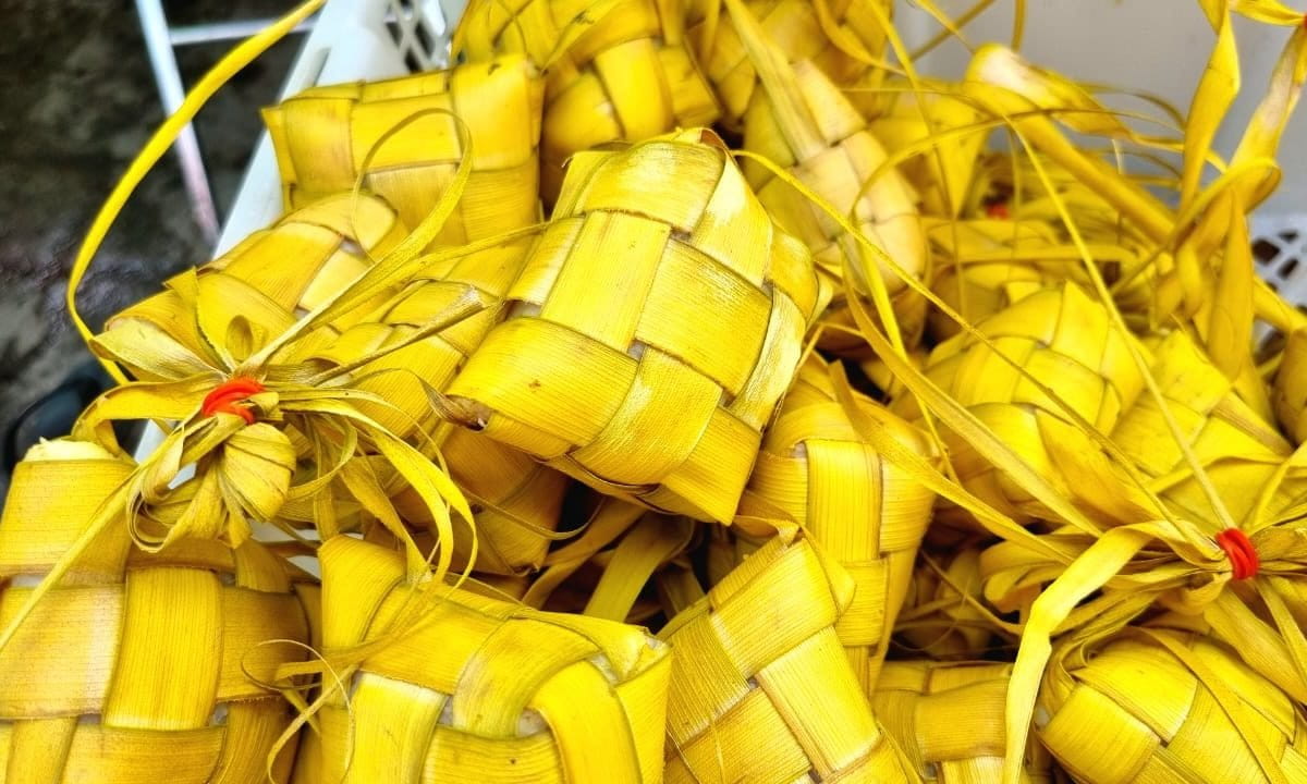 Ketupat daun kelapa. Foto: Sapariah Saturi/ Mongabay Indonesia