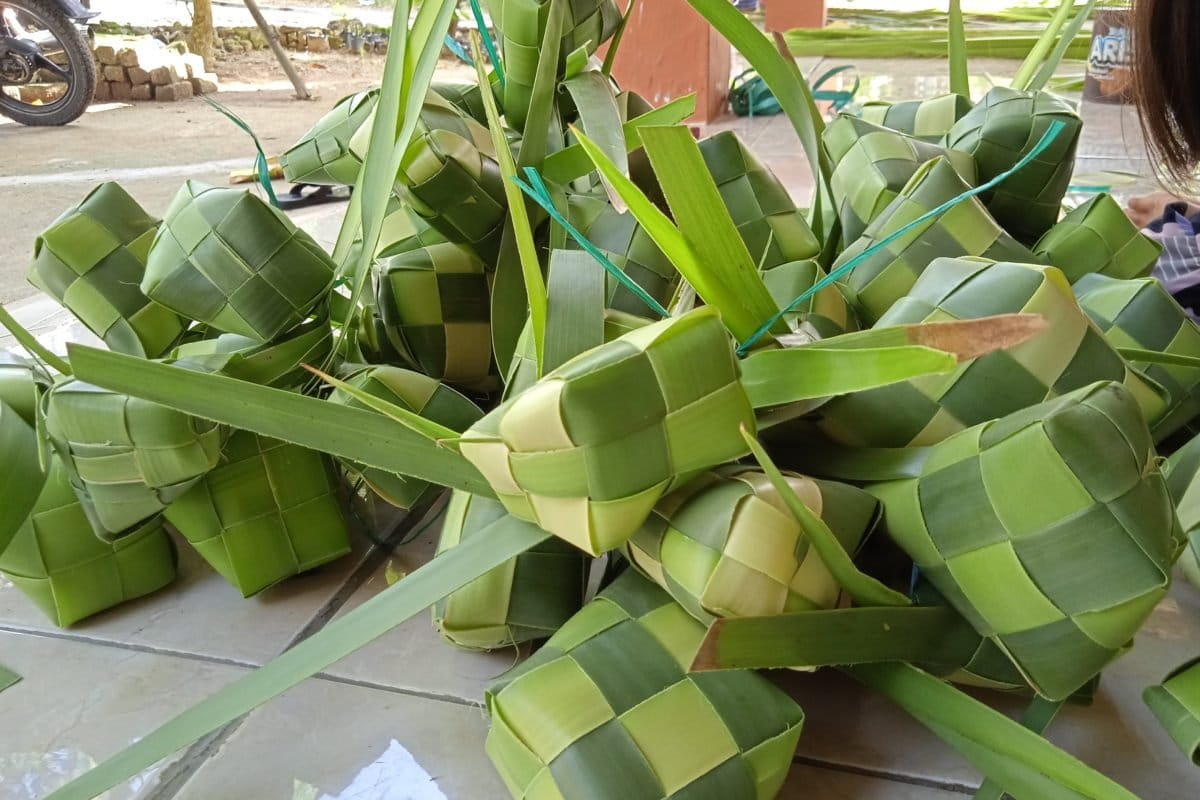 Ketupat Mentah terbuat dari daun Siwalan muda.. Disebut Katopa' Brângbâng. Biasa dibuat oleh masyarakat Bangkes, Pamekasan.