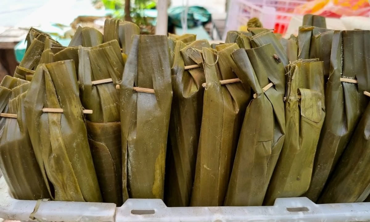 Lontong daun, yang sudah ada sejak lama. Foto: Sapariah Saturi/ Mongabay Indonesia