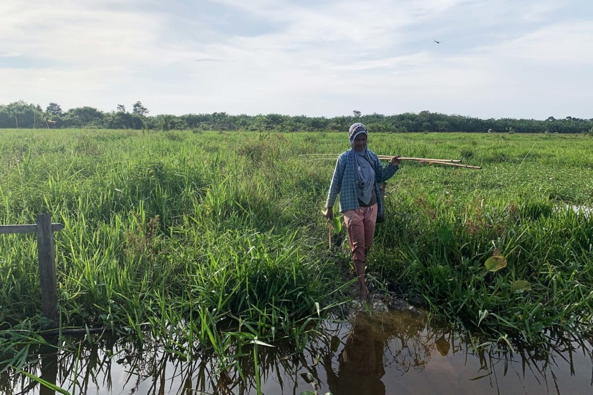 Warga Semurung, tak bisa lagi bercocok tanam karena lahan sudah jadi danau. Mereka pun ada yang manfaatkan lahan terendam itu untuk cari ikan. Foto:: Yitno Suprapto/ Mongabay Indonesia