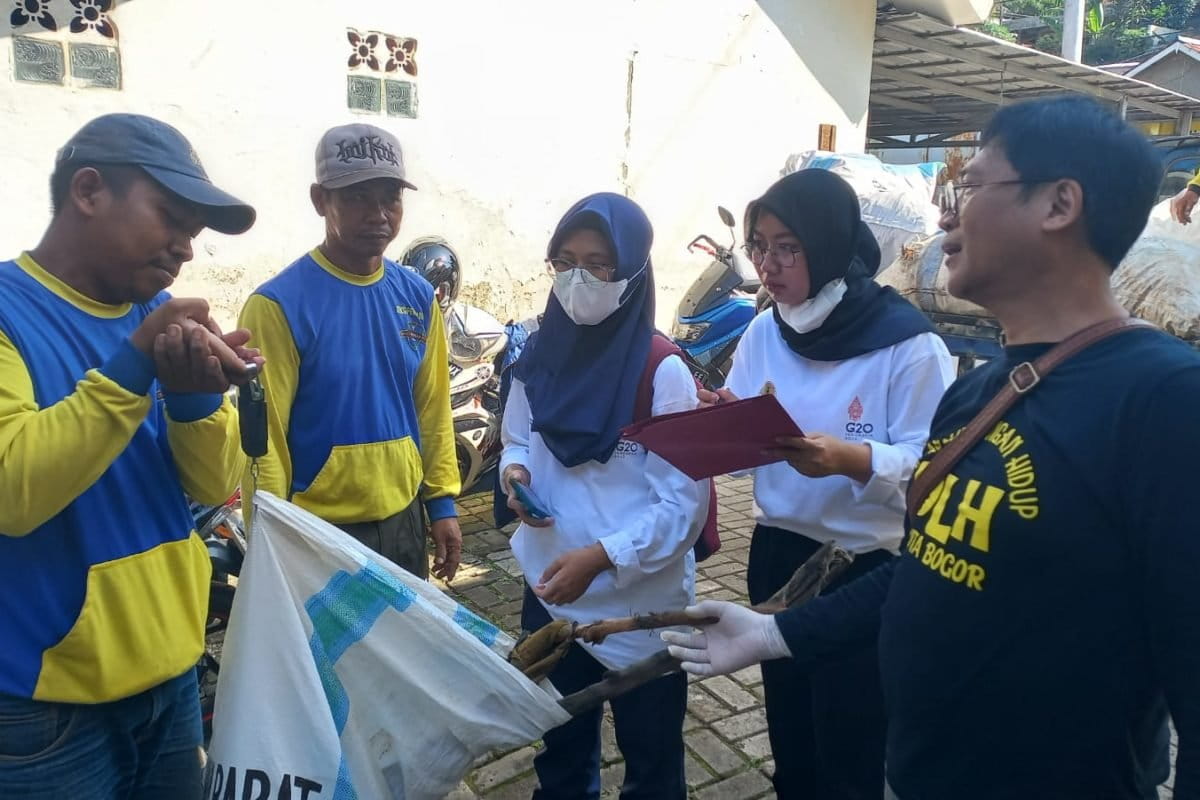 Bersih-bersih sampah di Ciliwung. Sampah dimasukkan karung dengan sebelumnya dipilah terlebih dahulu. Foto: Indra Nugraha/ Mongabay Indonesia