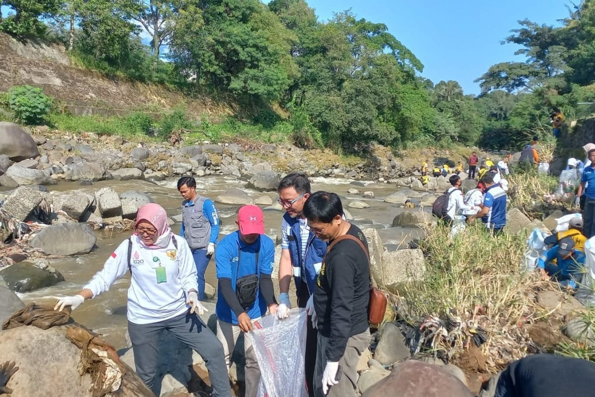 Aksi bersih-bersih SUngai Cilowung memperingati Hari Lingkungan Hidup Sedunia. Foto: Indra Nugraha/ Mongabay Indonesia