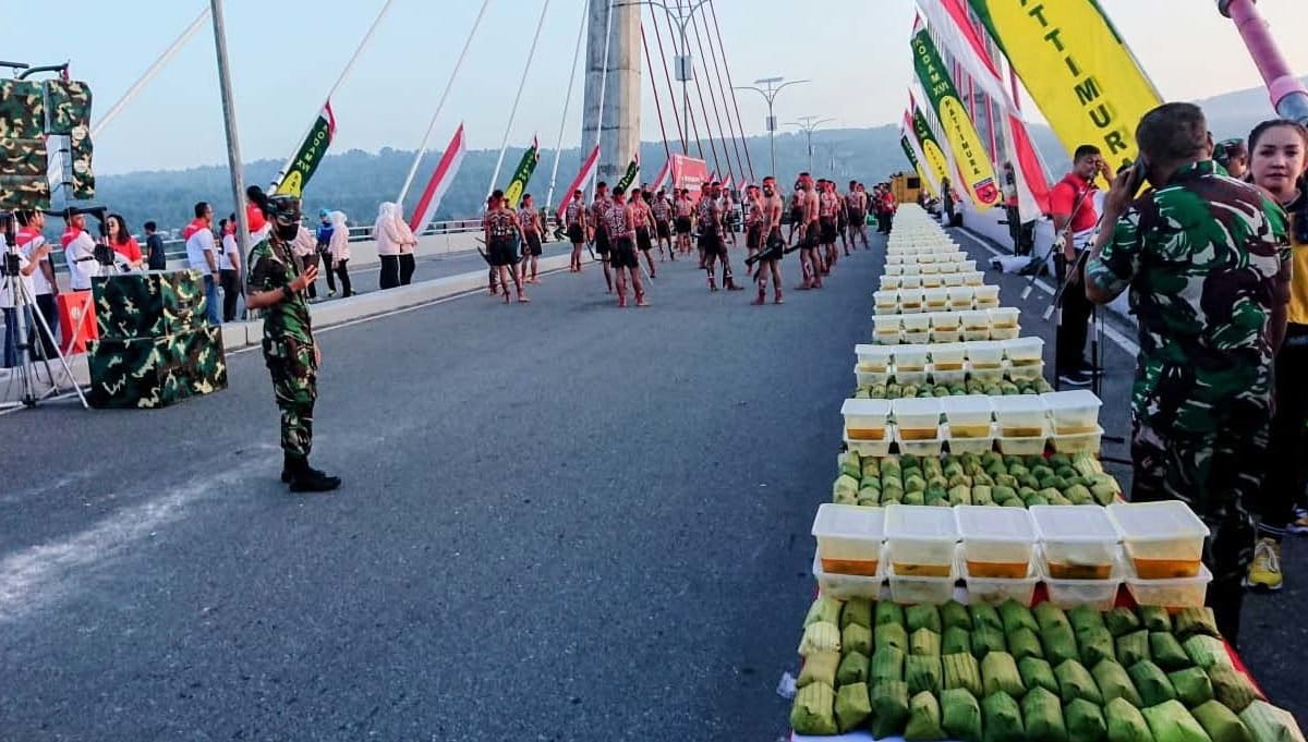 Sajian papeda terpanjang di Ambon. Foto: Istimewa