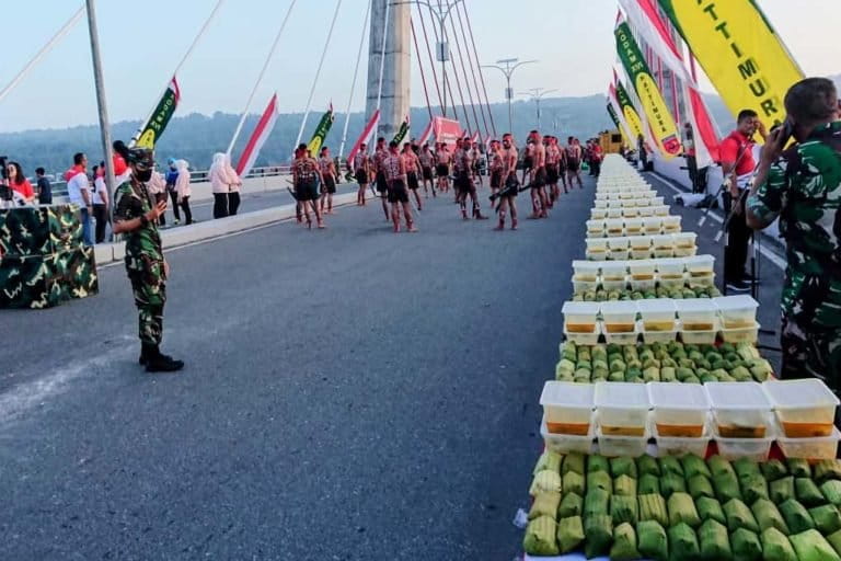 Sajian papeda terpanjang di Ambon. Foto: Istimewa