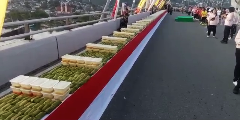 Sajian papeda terpanjang dan dapat rekor MURI di Kota AMbon. Foto: Instimewa