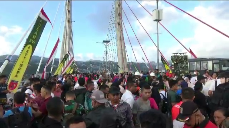 Wrga Kota Ambon menyemut untuk ikut makan papeda bersama. Foto: Istimewa