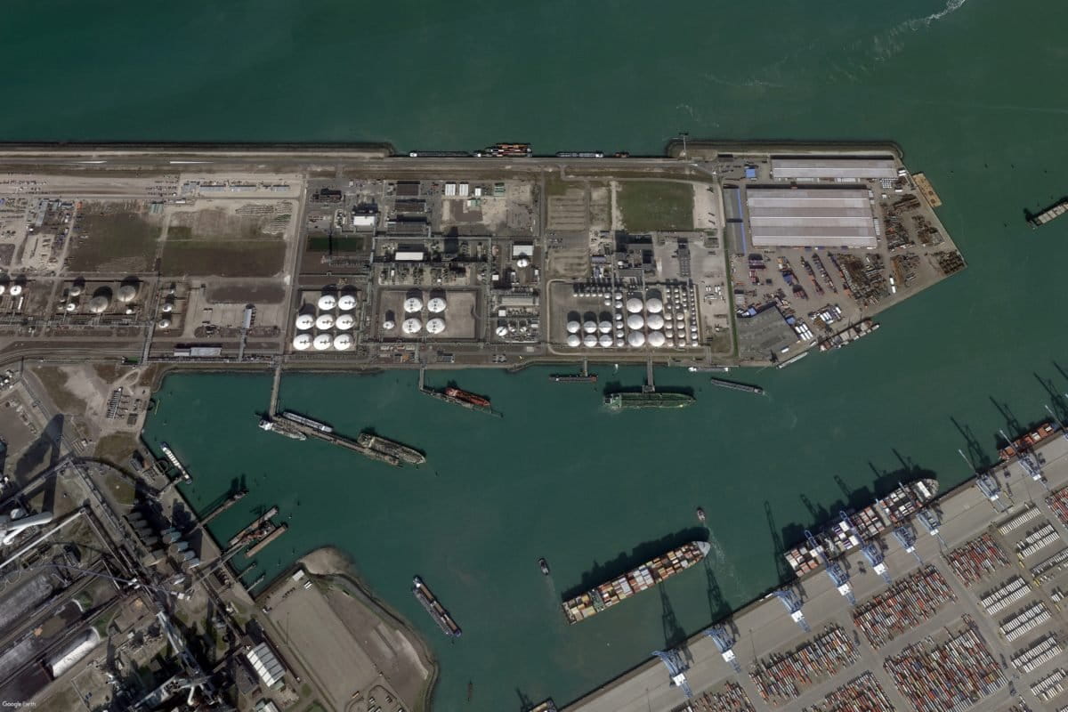 Pelabuhan Rotterdam, Belanda, menjadi pusat penghubung impor minyak sawit ke Eropa.