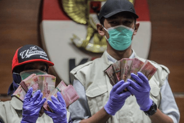Petugas KPK menunjukkan barang bukti berupa uang sebanyak Rp 240 juta hasil OTT DPRD Kalteng saat konferensi pers di gedung KPK, Jakarta, 27 Oktober 2018.