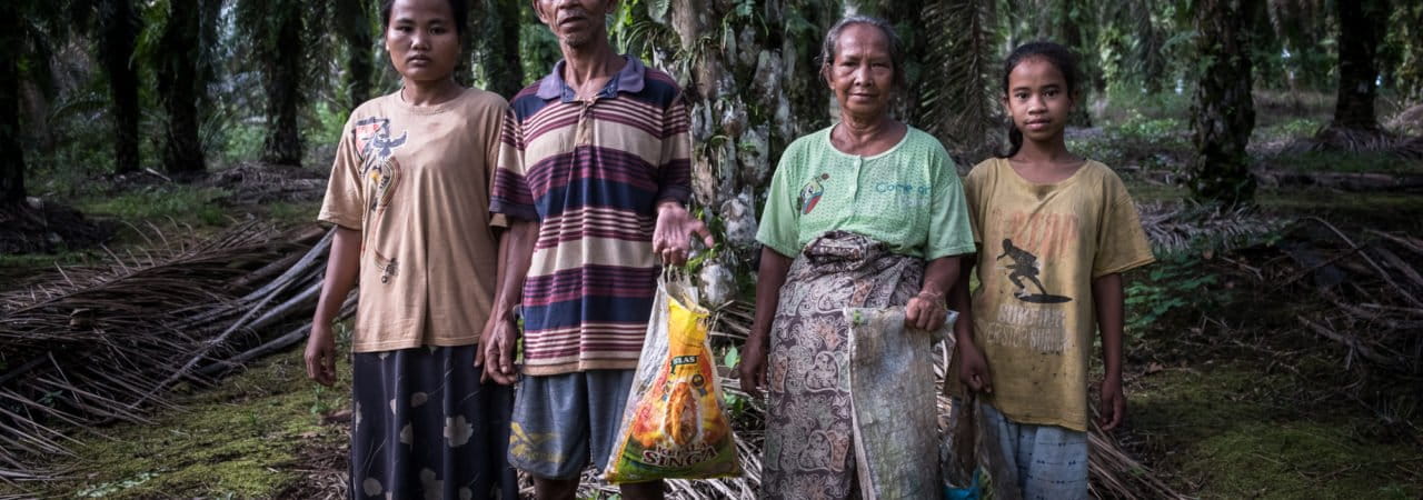 Keluarga Suku Anak Dalam, Cilin (dua dari kiri) dan Siti , bersama anak-anak mereka usai mencari brondolan sawit. Foto: Nofri Ismi/ Mongabay Indonesia