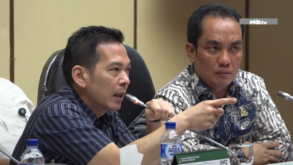 Daniel Johan , anggota DPR menekan petinggi PT Lonsum agar membangun plasma untuk warga Suku Anak Dalam saat dengar pendapat dengan DPR pada 2017.