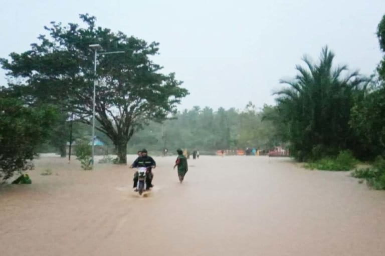 Banjing di Kota Sanana, Kepulauan Sula, karena sungai meluap. Foto: Junaidi Drakei
