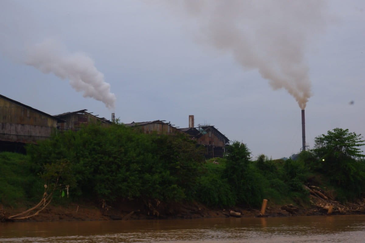 Pabrik di muara SUngai Batanghari. Foto: Eko Rusdianto/ Mongabay Indonesia