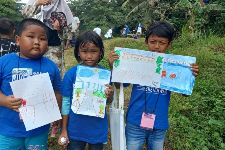 Usai bersih-bersih sampah, mereka bikin sketra sekitar Ciliwung. Foto: Indra Nugraha/ Mongabay Indonesia