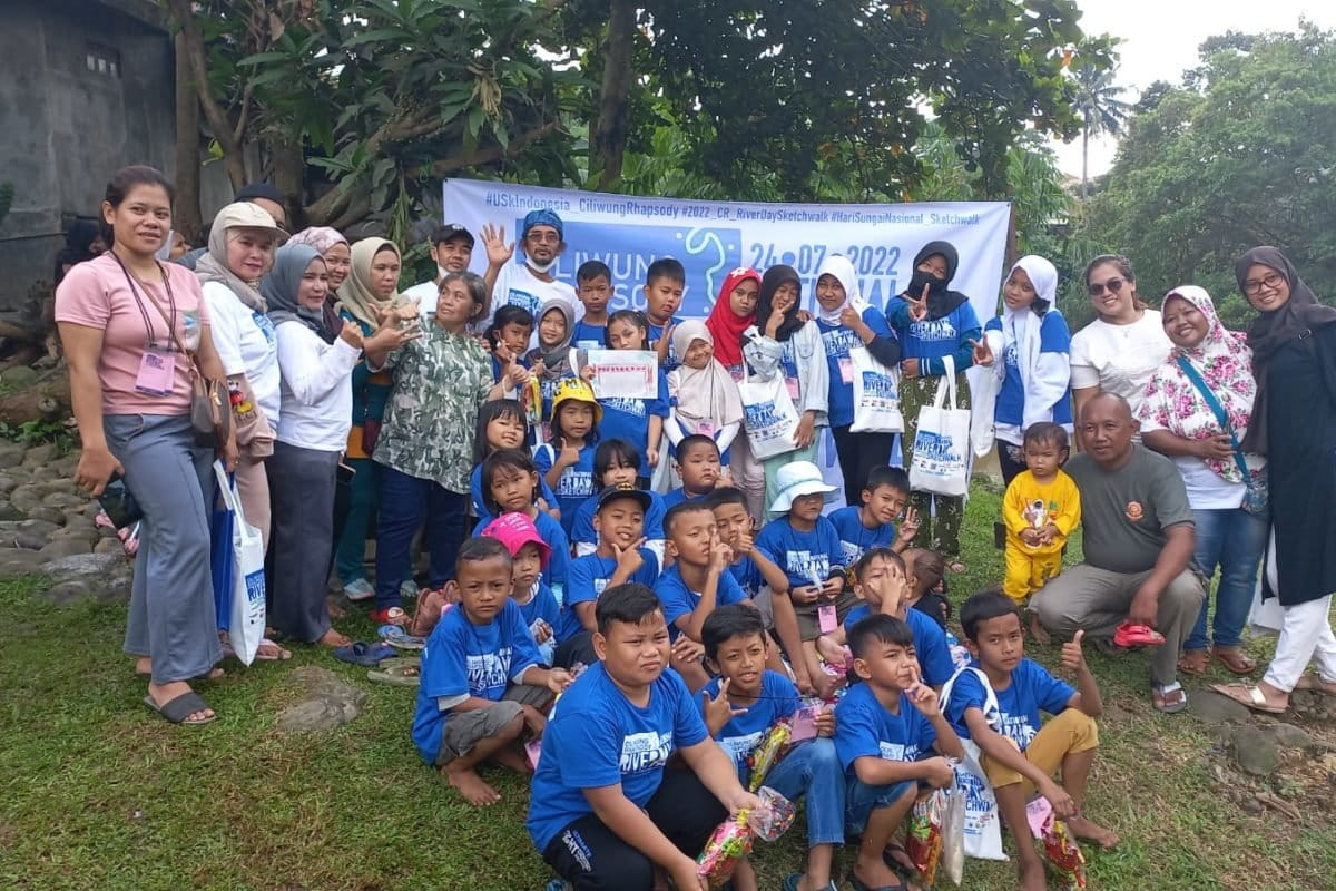 Puluhan anak-anak di Bogor, berkumpul untuk bersih-bersih Ciliwung. Foto: Indra Nugraha/ Mongabay Indonesia