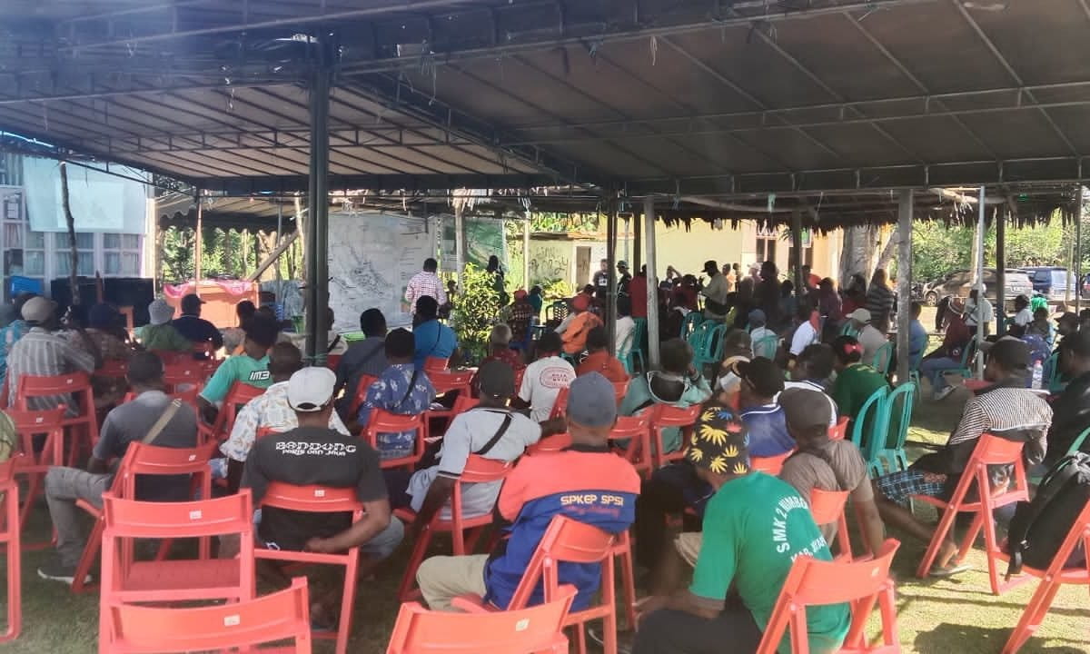 Lebih 100 pimpinan adat dan tokoh perempuan dari wilayah Grime Nawa mendesak Bupati Kabupaten Jayapura, Mathius Awoitauw mencabut izin lokasi dan izin lingkungan perusahaan sawit, PT Permata Nusa Mandiri (PNM). 21 Juli lalgu. Foto: Yayasan Pusaka